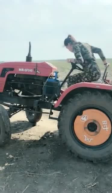 拖拉機車尾真重,前面的車轱轆都翹起來了,大姐開心的玩起來了