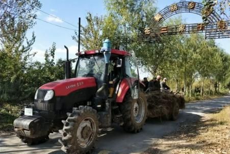 危險 拖拉機拉了滿滿一車秸稈,秸稈上還坐了四位村民